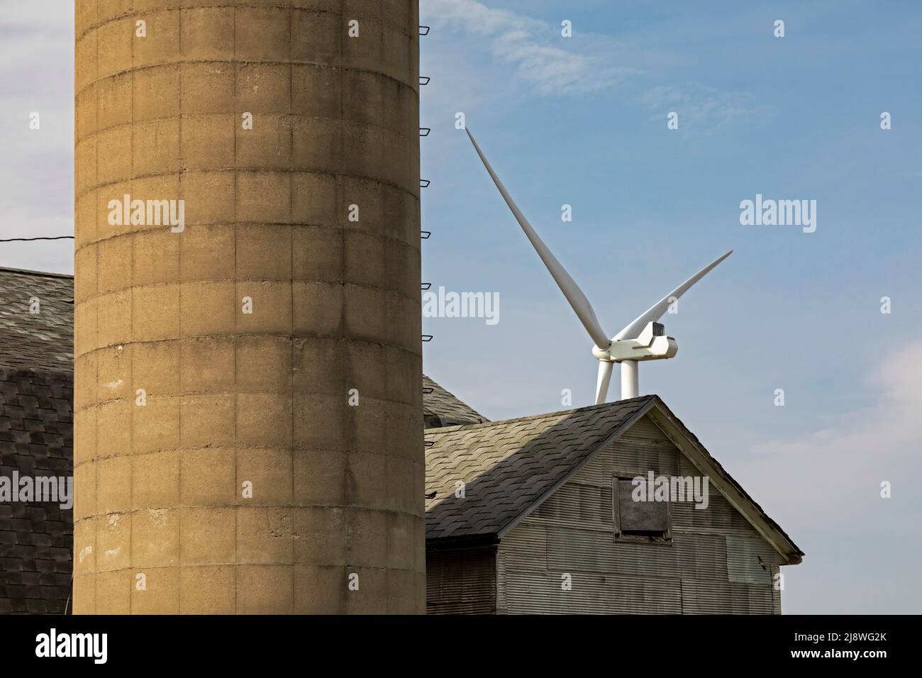 Pigeon, Michigan - Eine Windkraftanlage, Teil des Harvest II Wind Project, in der Nähe einer Scheune im Daumen von Michigan. Stockfoto