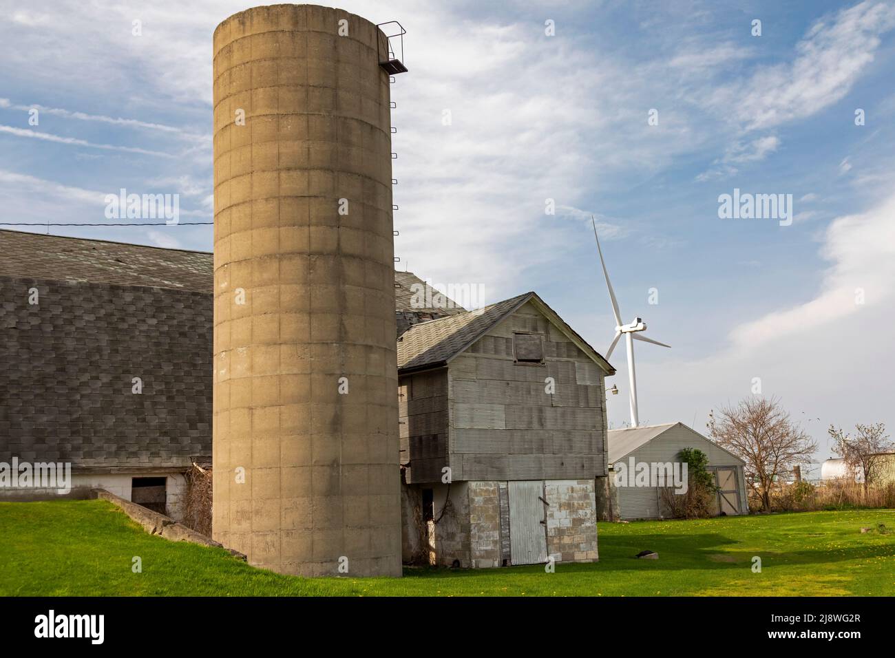 Pigeon, Michigan - Eine Windkraftanlage, Teil des Harvest II Wind Project, in der Nähe einer Scheune im Daumen von Michigan. Stockfoto