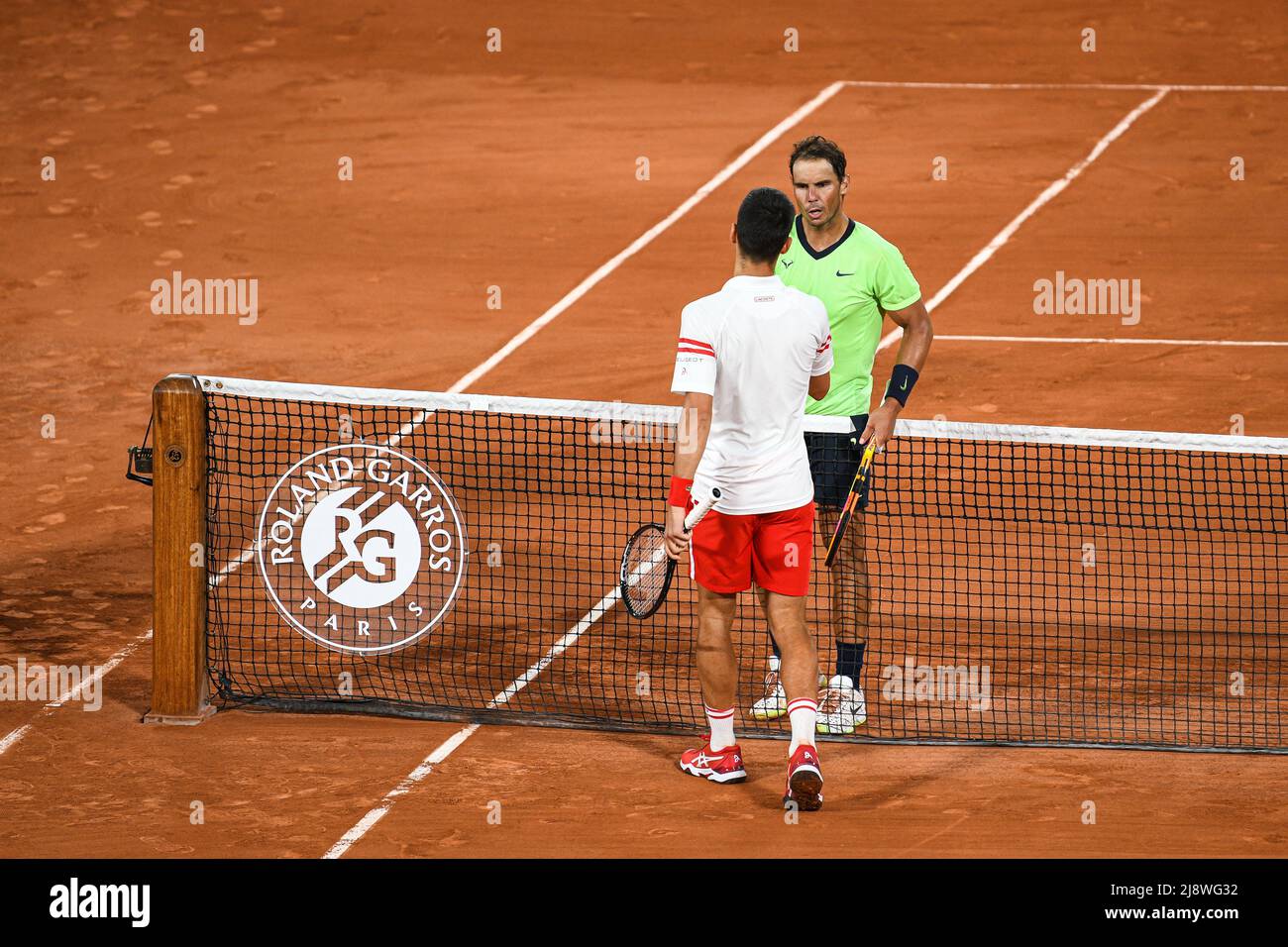 Novak Djokovic aus Serbien und Rafael Nadal aus Spanien geben sich während des Halbfinales bei Roland-Garros (French Open), dem Grand Slam Tennisturnier auf Ju, die Hände Stockfoto