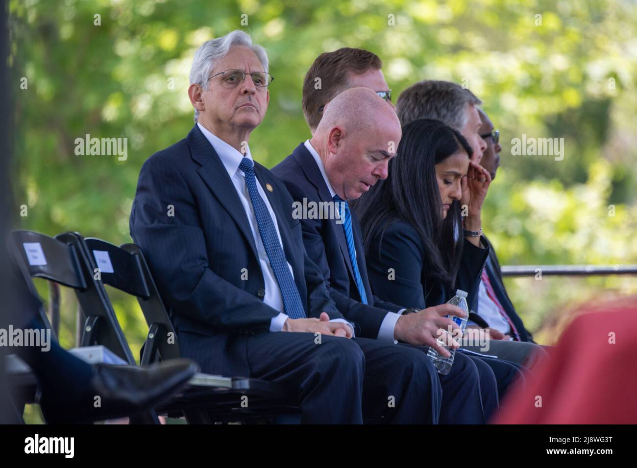 Washington, Vereinigte Staaten von Amerika. 15. Mai 2022. US-Justizminister Merrick Garland während einer Veranstaltung zu Ehren gefallener Strafverfolgungsbeamte beim National Peace Officers Memorial Service an der Westfront des US-Kapitols, 15. Mai 2022 in Washington, D.C. von links nach rechts: Generalanwalt Merrick Garland, Heimatschutzsekretär Alejandro Mayorkas, stellvertretende Generalanwältin Vanita Gupta und FBI-Direktor Christopher Wray. Kredit: Shane T. McCoy/U.S. Marshalls Office/Alamy Live News Stockfoto