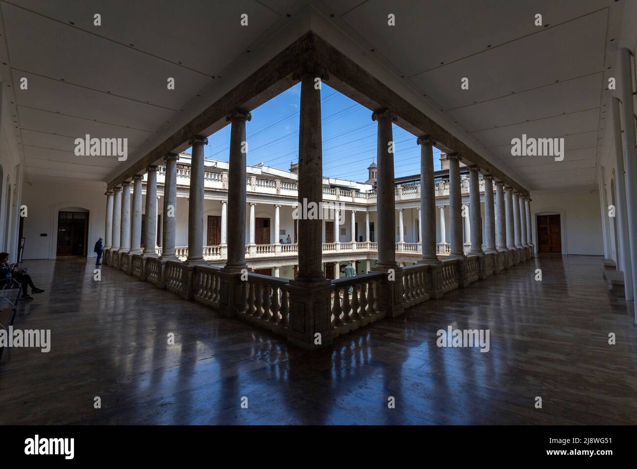 Valencia, Spanien - 05 05 2022: Kreuzgang der Universität Valencia, Spanien an einem sonnigen Frühlingstag. Stockfoto