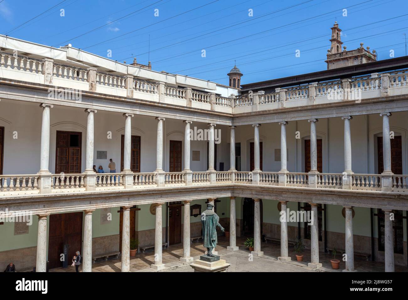 Valencia, Spanien - 05 05 2022: Kreuzgang der Universität Valencia, Spanien an einem sonnigen Frühlingstag. Stockfoto