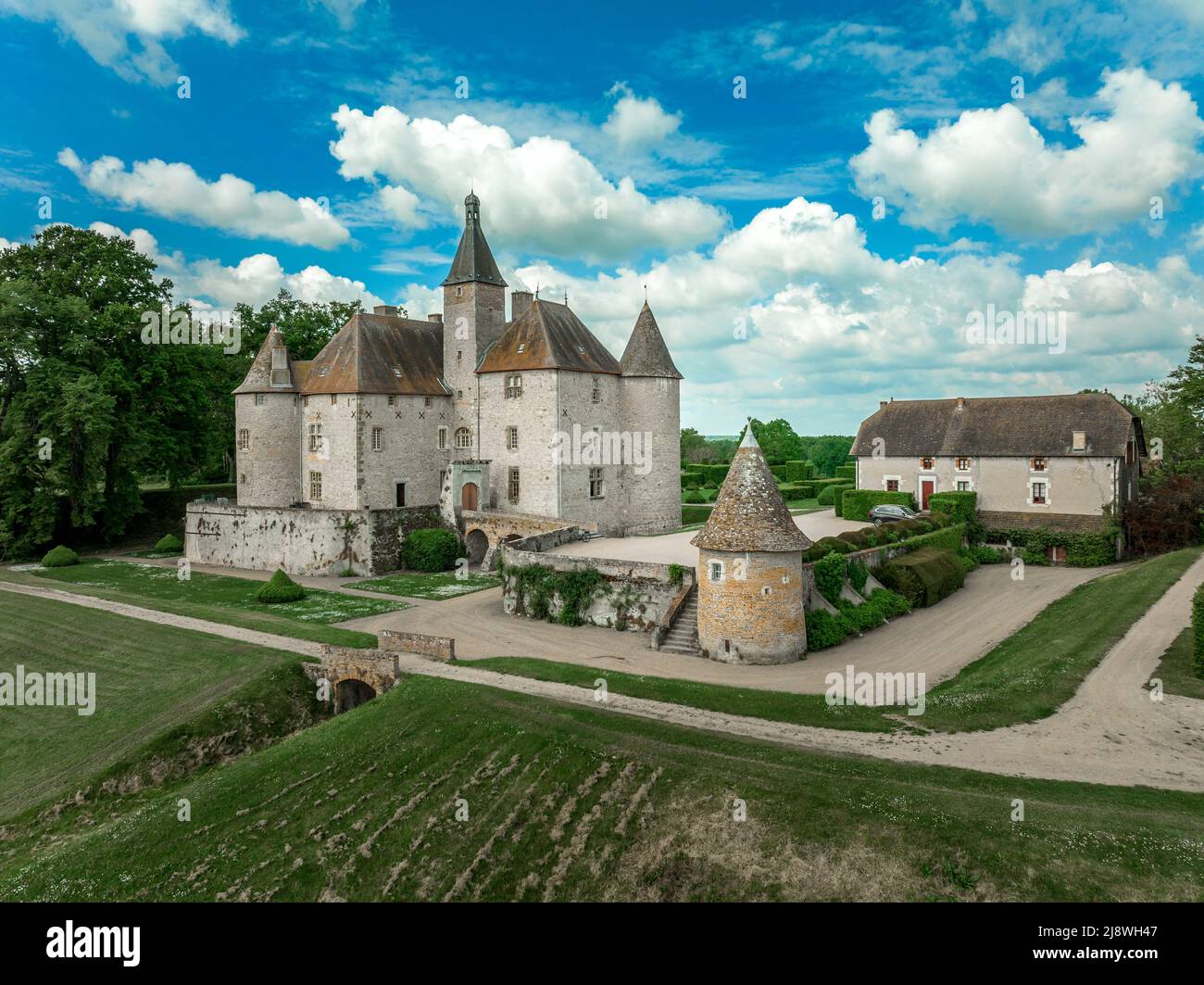 Luftaufnahme des Chateau de Beauvoir restauriertes mittelalterliches französisches Schloss mit Brücke, Türmen, gepflegtem Rasen und Garten Stockfoto