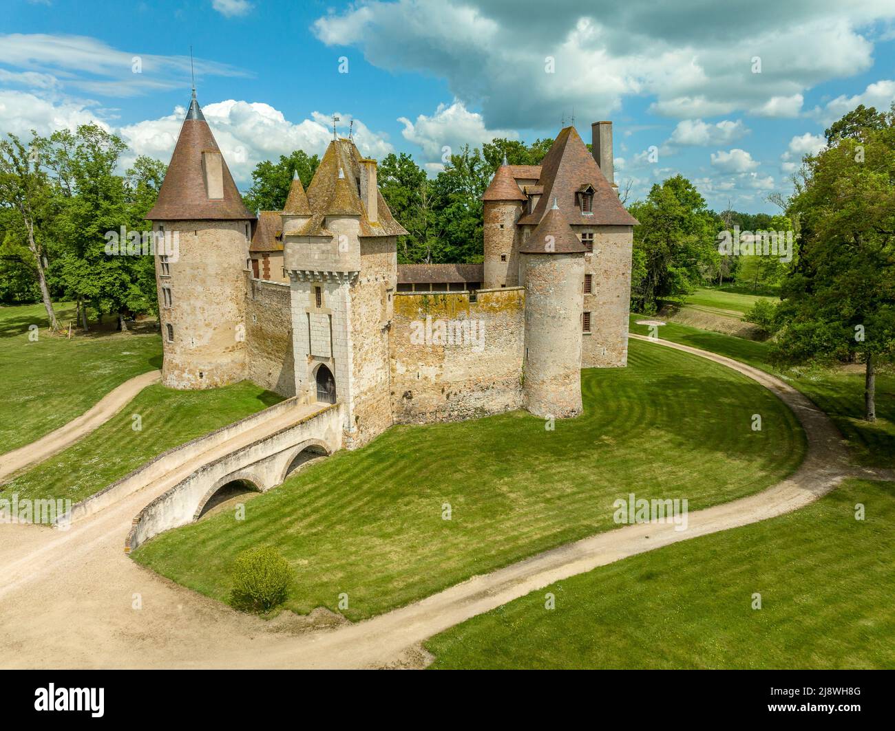 Blick auf Chateau de Thoury in Saint-Pourain-sur-Besbre in der Auvergne, feudale Burg mit befestigten hohen Vorhangwänden, die einen Innenhof umschließen, Torturm e Stockfoto