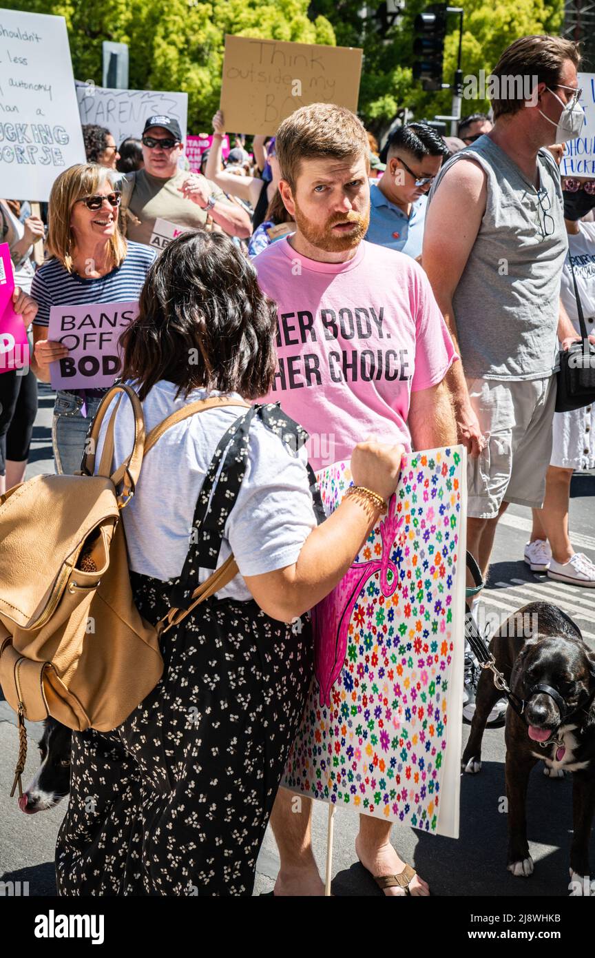 Foto eines Mannes in einem rosa Hemd, auf dem "Ihr Körper ihre Wahl" steht, während der Roe-Verbote unseren Körper-Marsch und die von Planned Parenthood organisierte Kundgebung. Stockfoto
