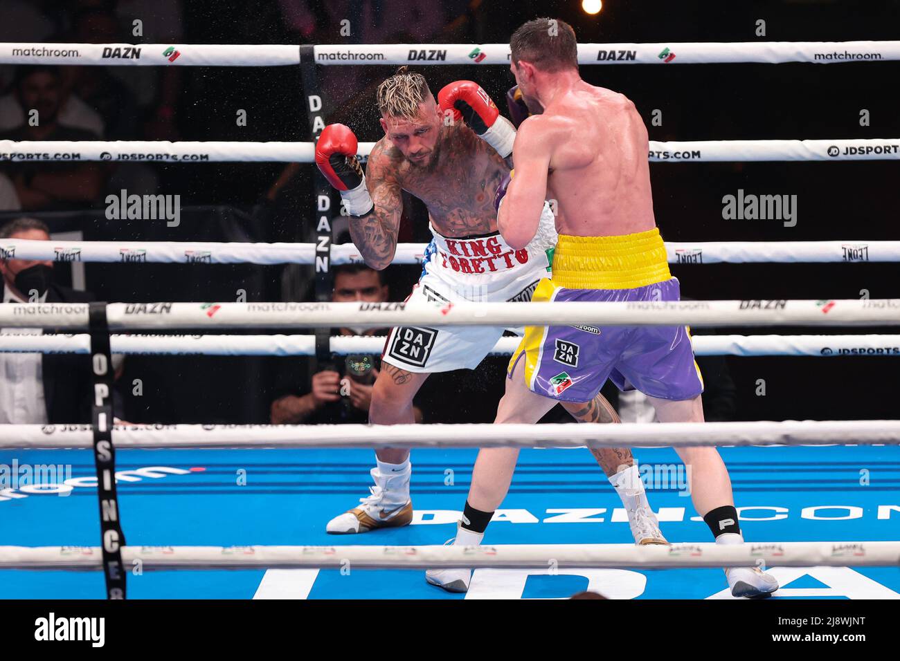 Mailand, Italien. 13.. Mai 2022. Italien, Mailand, Mai 13 2022: Daniele Scardina (ita) gegen Giovanni De Carolis (ita), WBO Intercontinental Super Middleweight Titel, während der Milano Boxing Night 2022 bei Allianz Cloud Credit: Pacific Press Media Production Corp./Alamy Live News Stockfoto