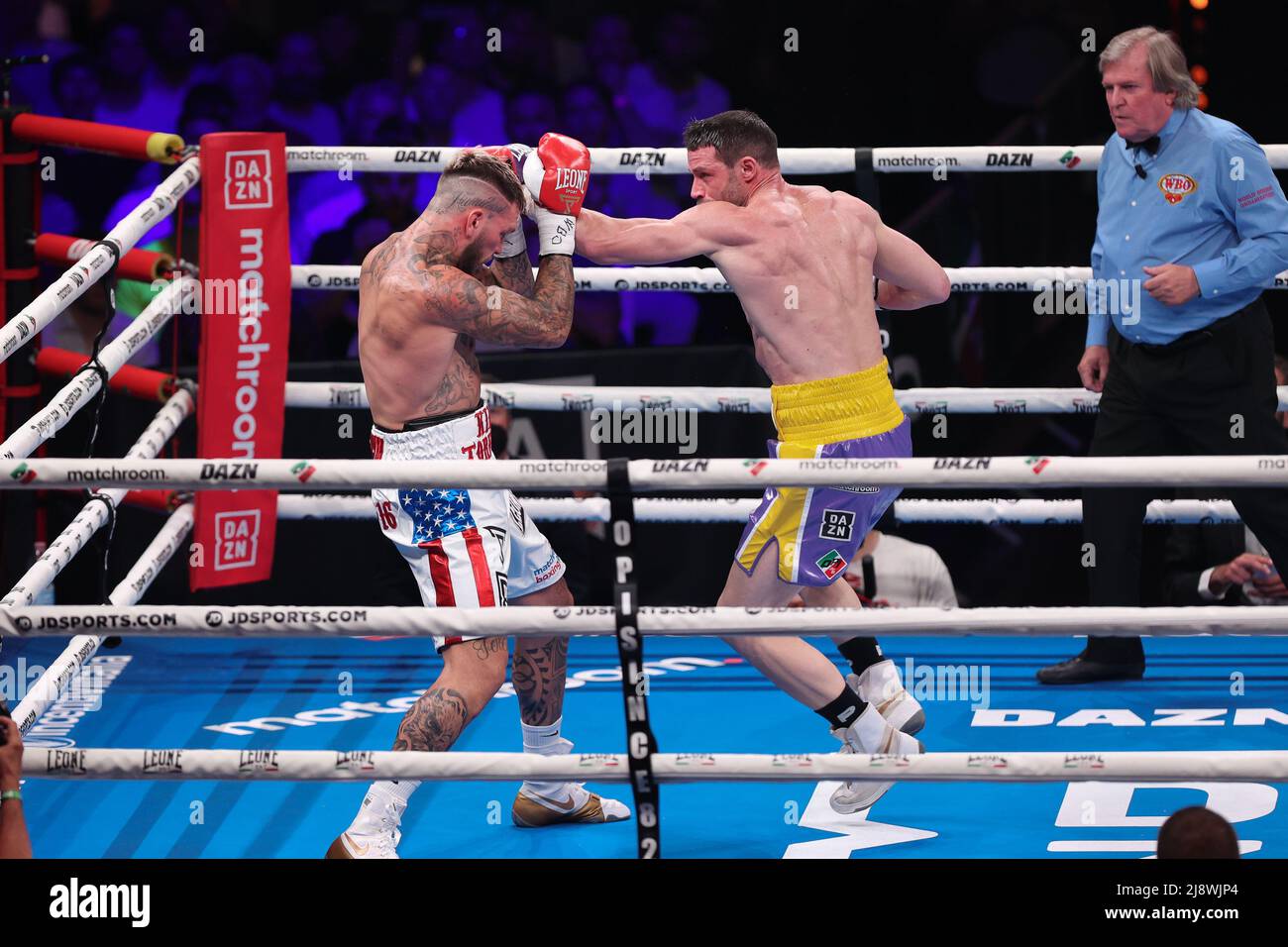 Mailand, Italien. 13.. Mai 2022. Italien, Mailand, Mai 13 2022: Daniele Scardina (ita) gegen Giovanni De Carolis (ita), WBO Intercontinental Super Middleweight Titel, während der Milano Boxing Night 2022 bei Allianz Cloud Credit: Pacific Press Media Production Corp./Alamy Live News Stockfoto