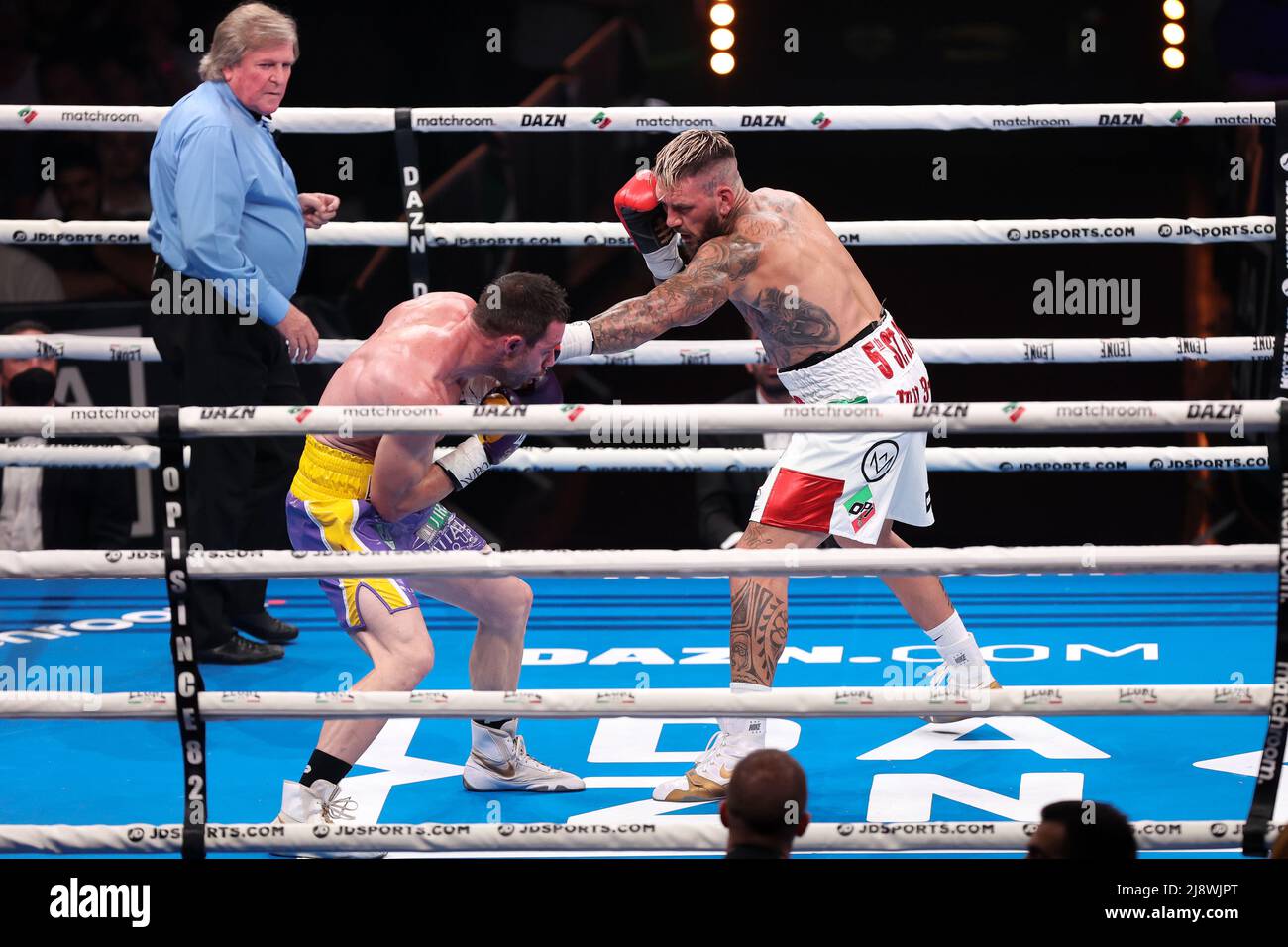 Mailand, Italien. 13.. Mai 2022. Italien, Mailand, Mai 13 2022: Daniele Scardina (ita) gegen Giovanni De Carolis (ita), WBO Intercontinental Super Middleweight Titel, während der Milano Boxing Night 2022 bei Allianz Cloud Credit: Pacific Press Media Production Corp./Alamy Live News Stockfoto