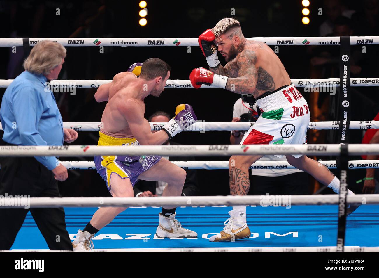 Mailand, Italien. 13.. Mai 2022. Italien, Mailand, Mai 13 2022: Daniele Scardina (ita) gegen Giovanni De Carolis (ita), WBO Intercontinental Super Middleweight Titel, während der Milano Boxing Night 2022 bei Allianz Cloud Credit: Pacific Press Media Production Corp./Alamy Live News Stockfoto