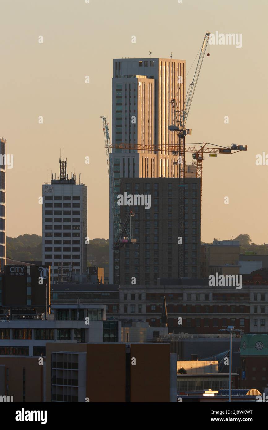 Ein Blick auf Altus House mit Turmdrehkranen auf den Bau von 44 Merrion Street & Live Oasis Projekten Stockfoto