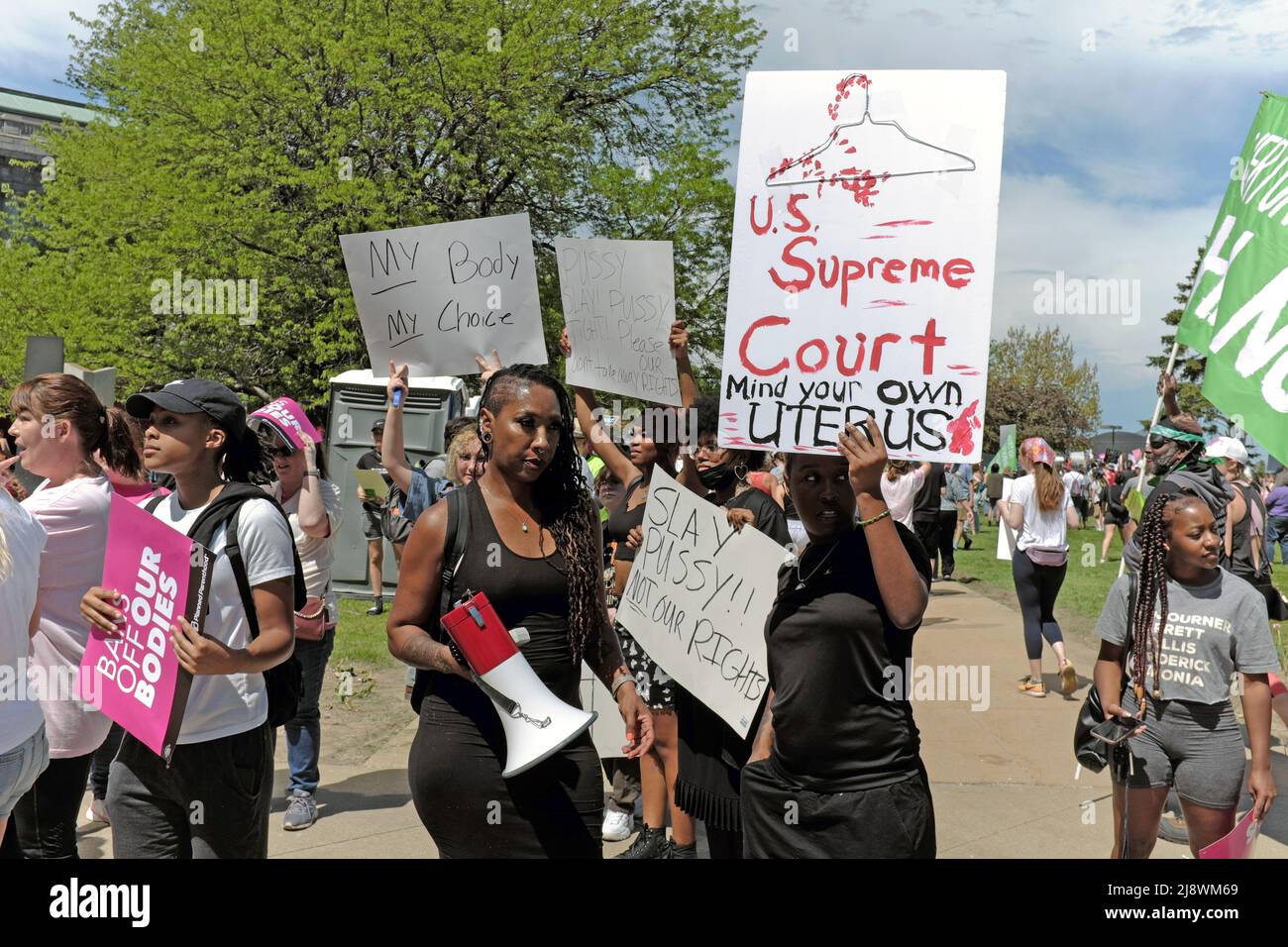 Anhänger von Abtreibungsrechten kommen am 14. Mai 2022 im Willard Park in Cleveland, Ohio, während einer Kundgebung, die auf den Umstürzen von Roe gegen Wade reagiert, zusammen. Stockfoto
