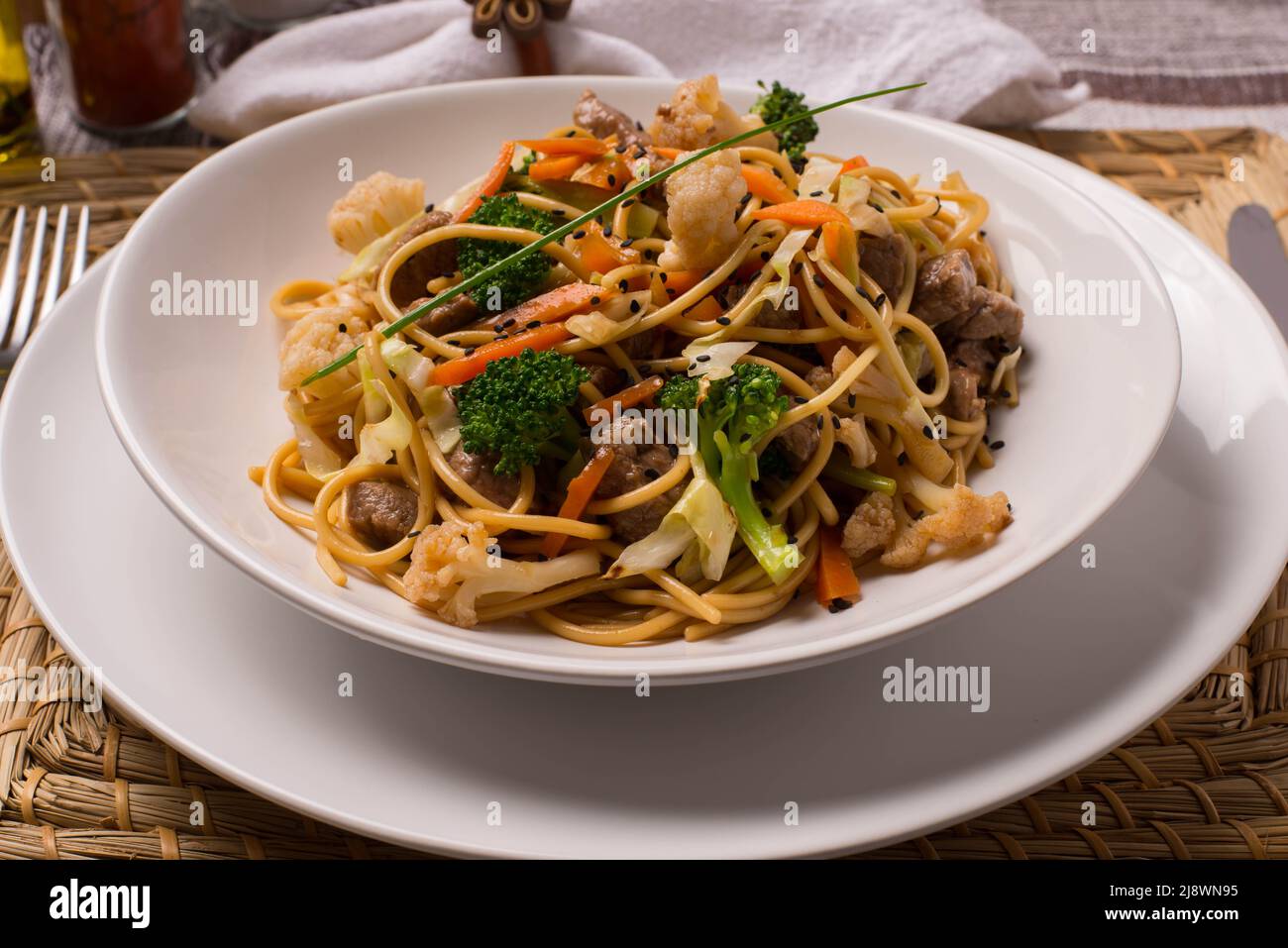 Die Perfekte Yakisoba. Japanisches Essen im Restaurant. Stockfoto