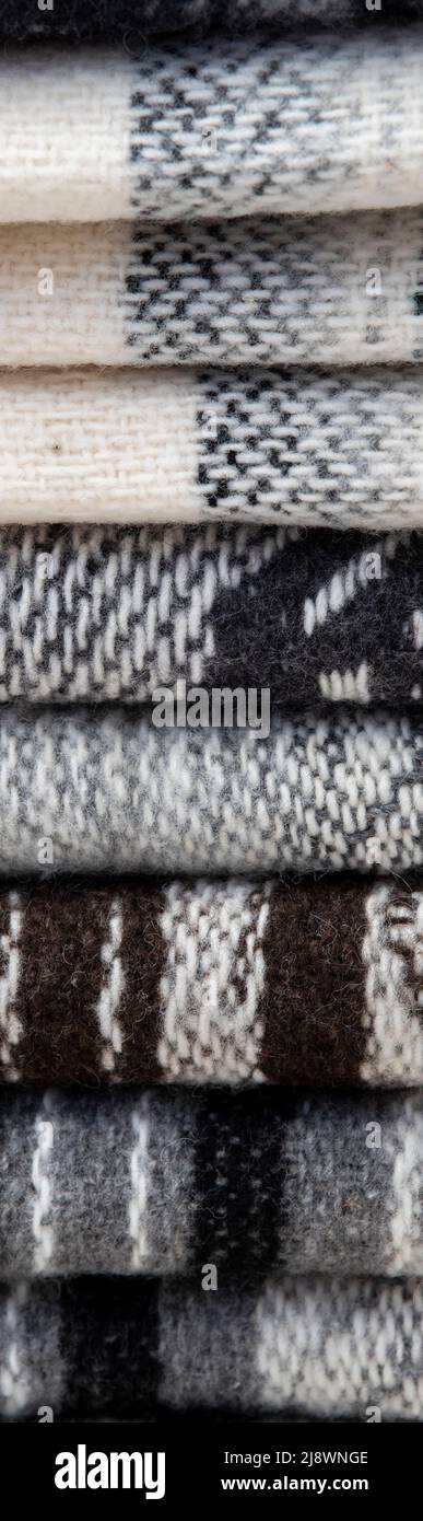 Ecuador, Quito. Otavalo Markt. Traditionelle ecuadorianische Textilien. Typische gewebte Alpaka-Blend-Decken oder Ponchos. Stockfoto