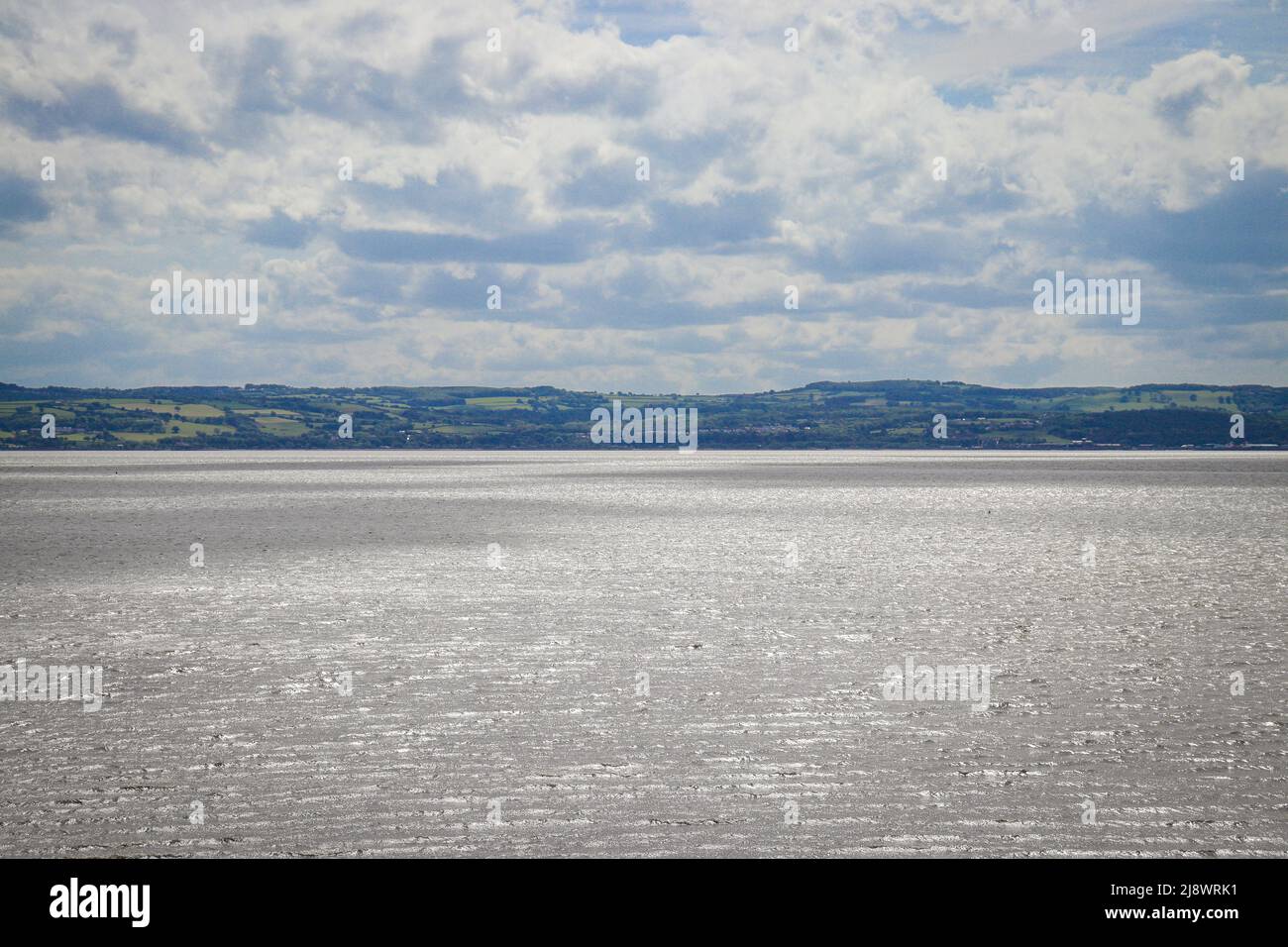 Blick auf Wales von der anderen Seite der Dee-Mündung Stockfoto