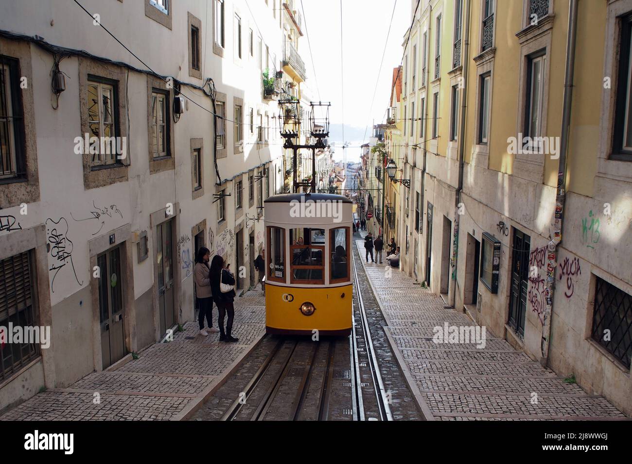 Straßenbahn, die an der oberen Station der Bica-Standseilbahn, Ascensor da Bica, Lissabon, Portugal, ankommt Stockfoto