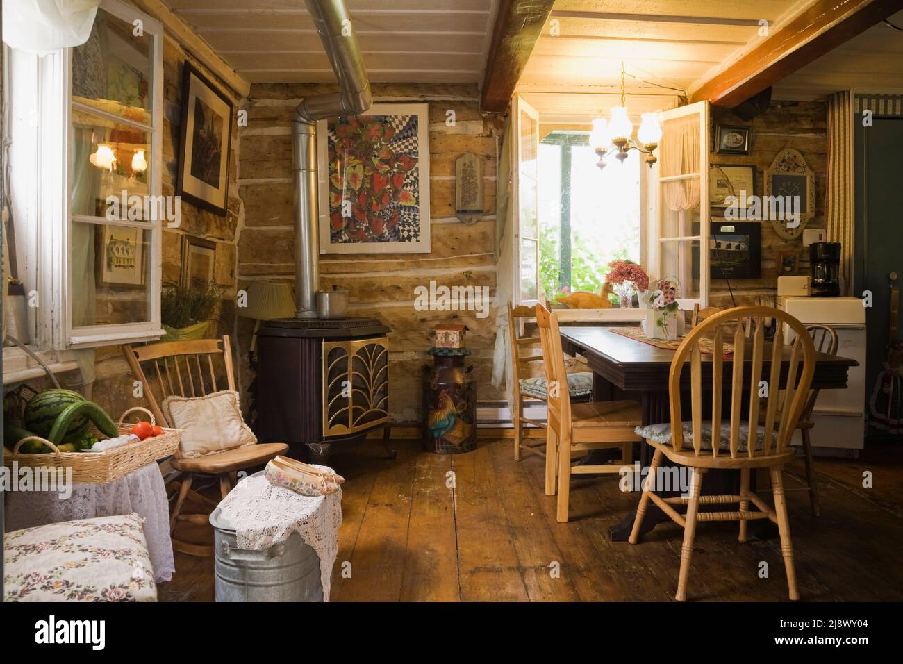 Antike Möbel in der Küche und im Esszimmer im alten, ca. 1780 Jahre alten Blockhaus im kanadischen Cottage-Stil. Stockfoto