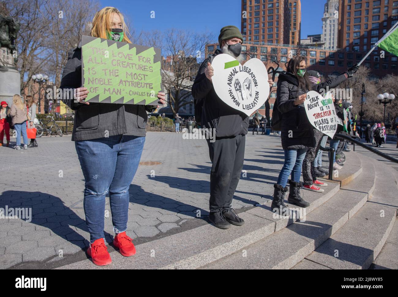 NEW YORK, NY – 7. März 2021: Tierrechtsbefürworter demonstrieren im Union Square Park von New York City. Stockfoto