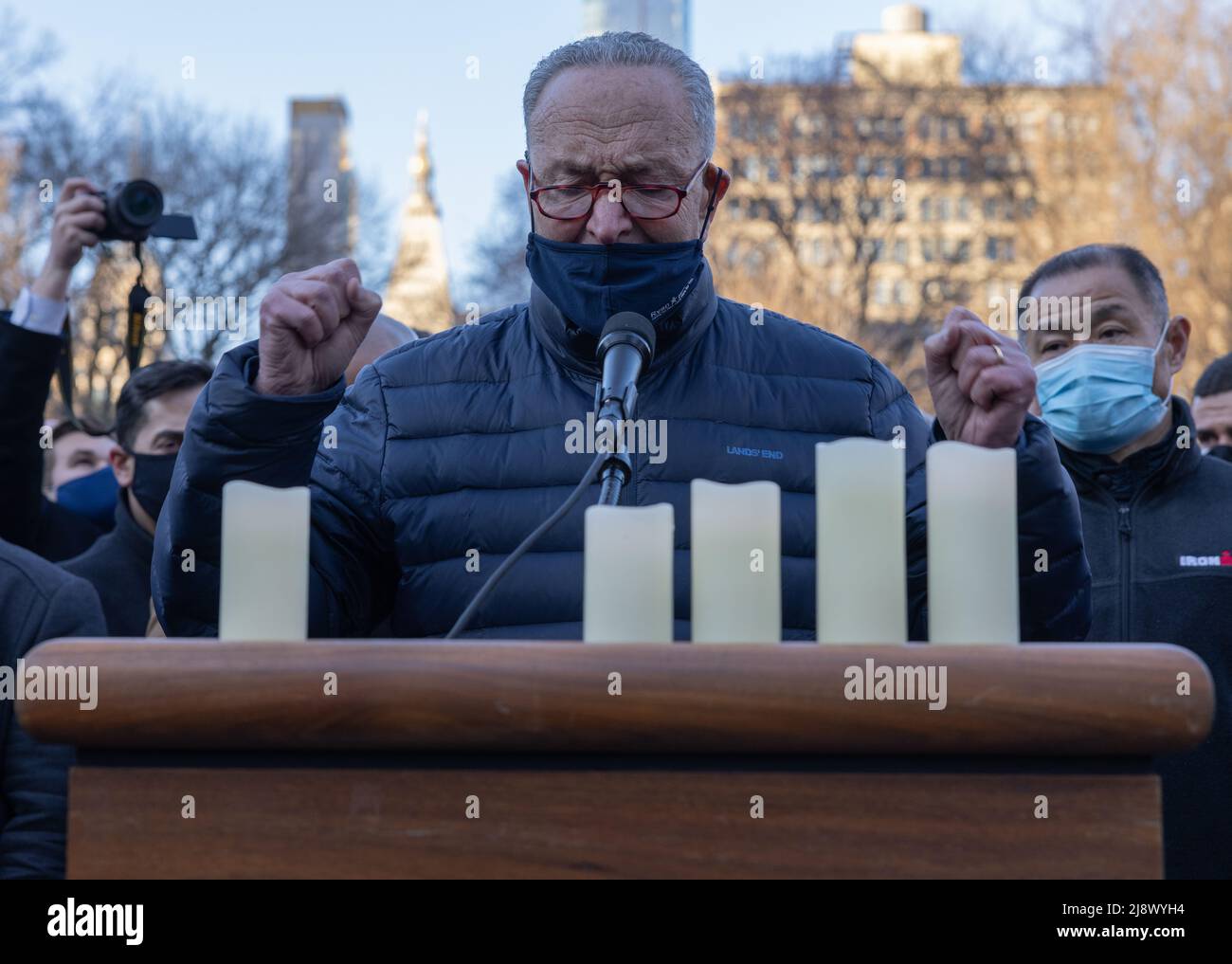 NEW YORK, NY – 19. März 2021: Chuck Schumer, der Mehrheitsführer des US-Senats, richtet eine Mahnwache für Opfer antiasiatischer Gewalt an. Stockfoto