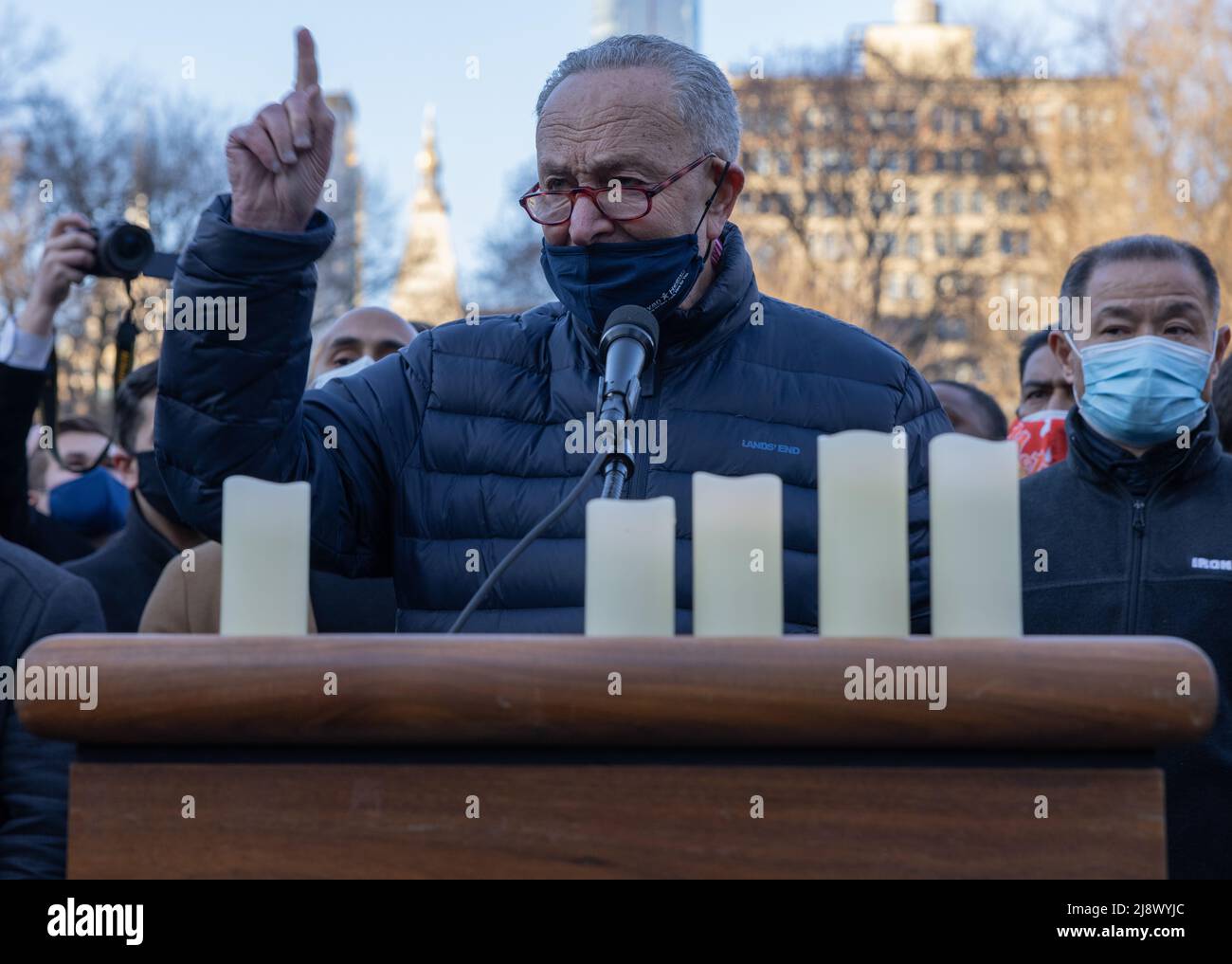 NEW YORK, NY – 19. März 2021: Chuck Schumer, der Mehrheitsführer des US-Senats, richtet eine Mahnwache für Opfer antiasiatischer Gewalt an. Stockfoto