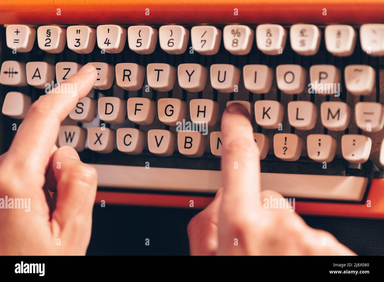 Nahaufnahme der Finger auf der Retro-Schreibmaschine Stockfoto