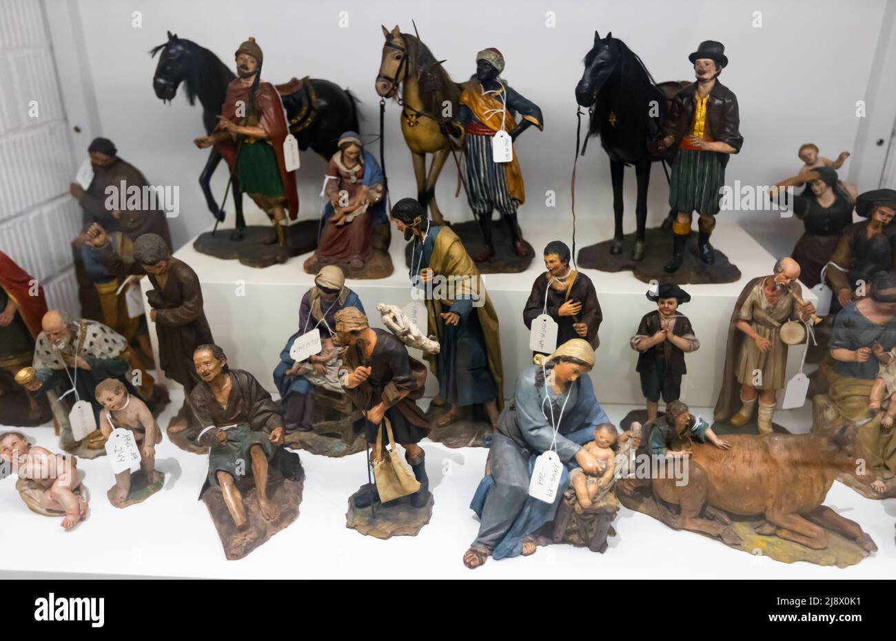 Vitrine mit Figurensammlung im Ethnologischen Museum in Barcelona, Spanien Stockfoto