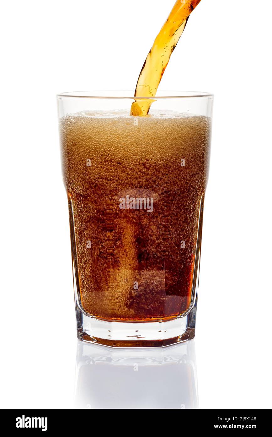 Kohlensäurehaltiges Getränk auf weißem Hintergrund in Glas gießen Stockfoto