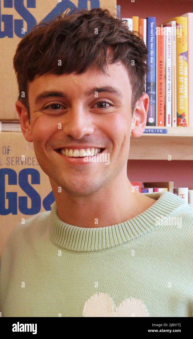 New York, USA. 18.. Mai 2022. Tom Daley signiert am 18. Mai 2022 im Bureau of General Services Queer Division im LGBT Community Center in New York City Kopien seines Buches „Coming Up for Air: What I Learned from Sport, Fame and Fatherhood“. Bildnachweis: Henry McGee/MediaPunch Kredit: MediaPunch Inc/Alamy Live Nachrichten Stockfoto