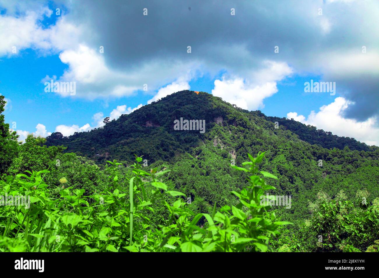 Schöne natürliche Aussicht auf Hügel mit blauem Himmel Stockfoto