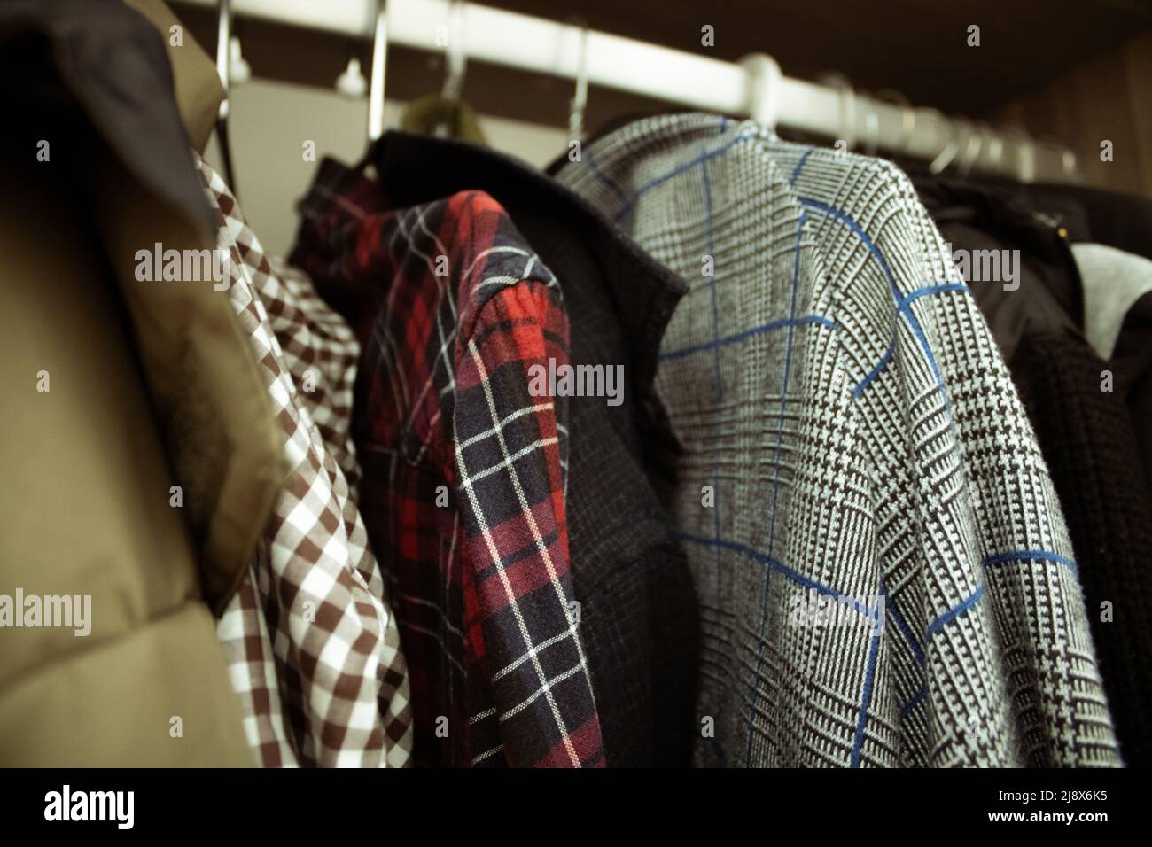 Wintermänner-Kleidung im Schrank Stockfoto