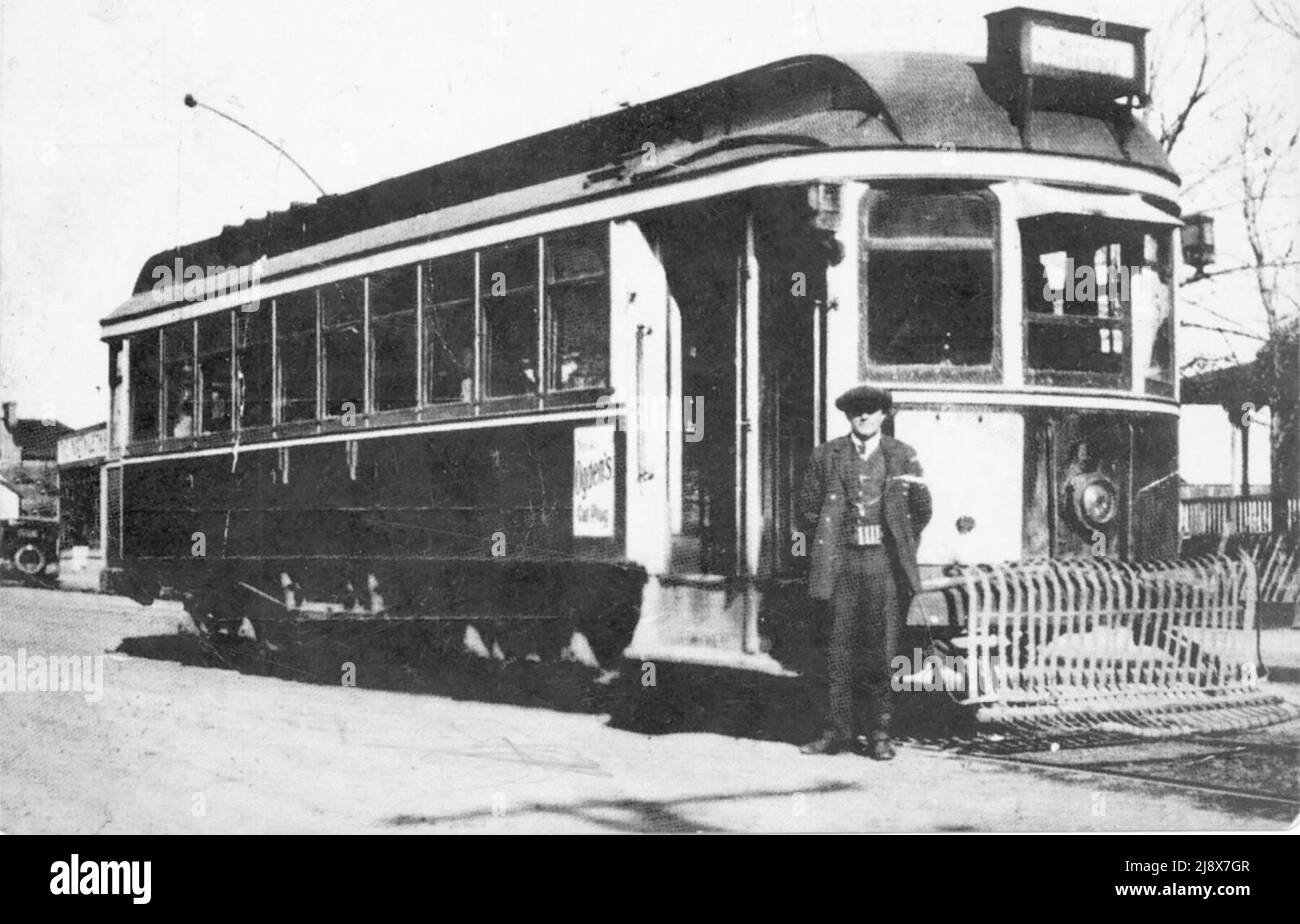 James Lawrence Davis vor einer Lethbridge-Straßenbahn, beachten Sie die am Gürtel montierte Wechselzeitschrift ca. Anfang des 20.. Jahrhunderts Stockfoto