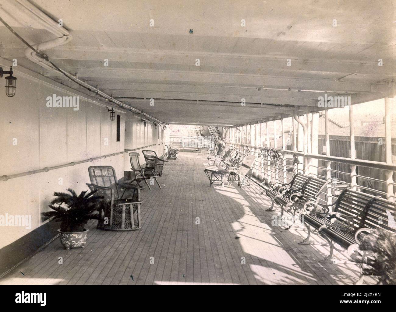 Promenade Deck auf RMS Empress of India, Blick nach hinten vom Grand Saloon Eingang ca. 1890s Stockfoto