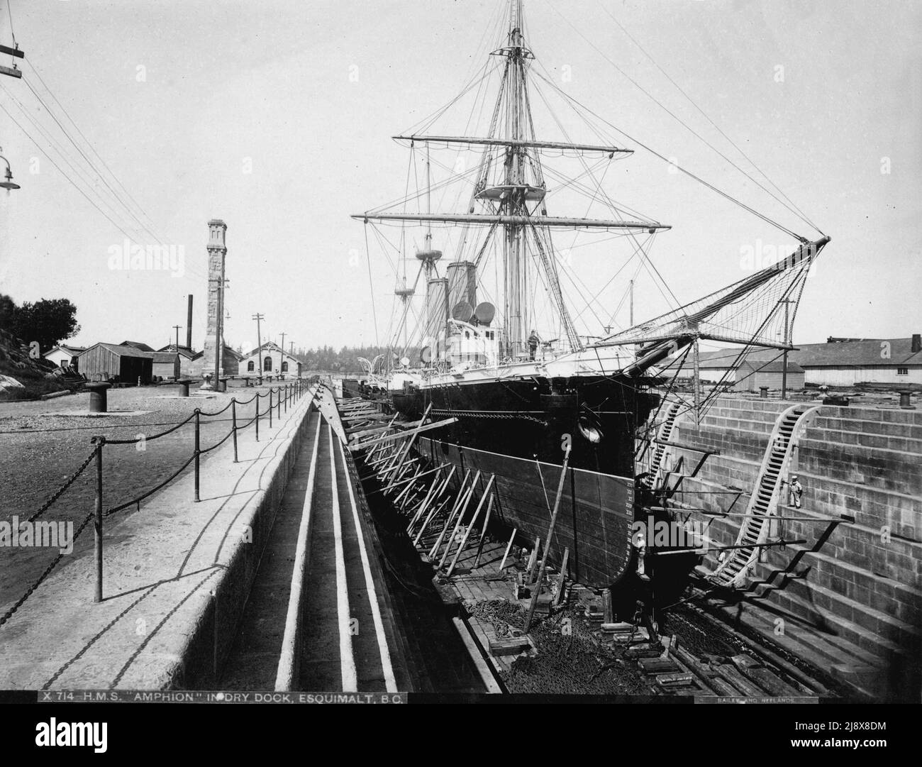 HMS Amphion im Trockendock bei Esquimalt, British Columbia, Kanada ca. zwischen 1889 und 1890 Stockfoto