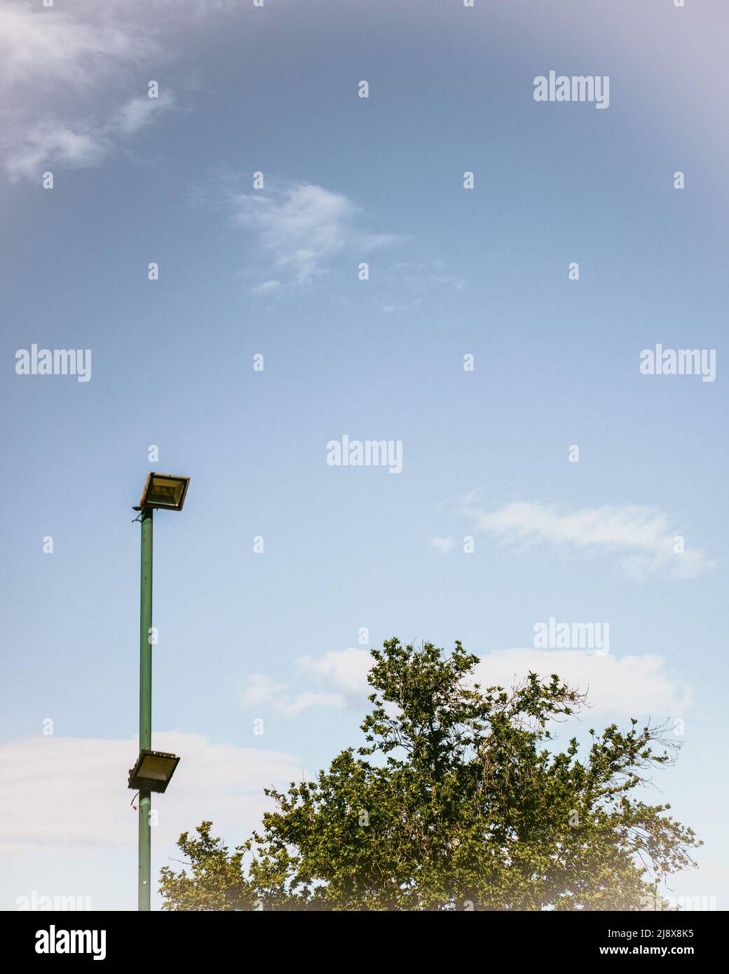 Stadion Lichter gegen den blauen Himmel Stockfoto