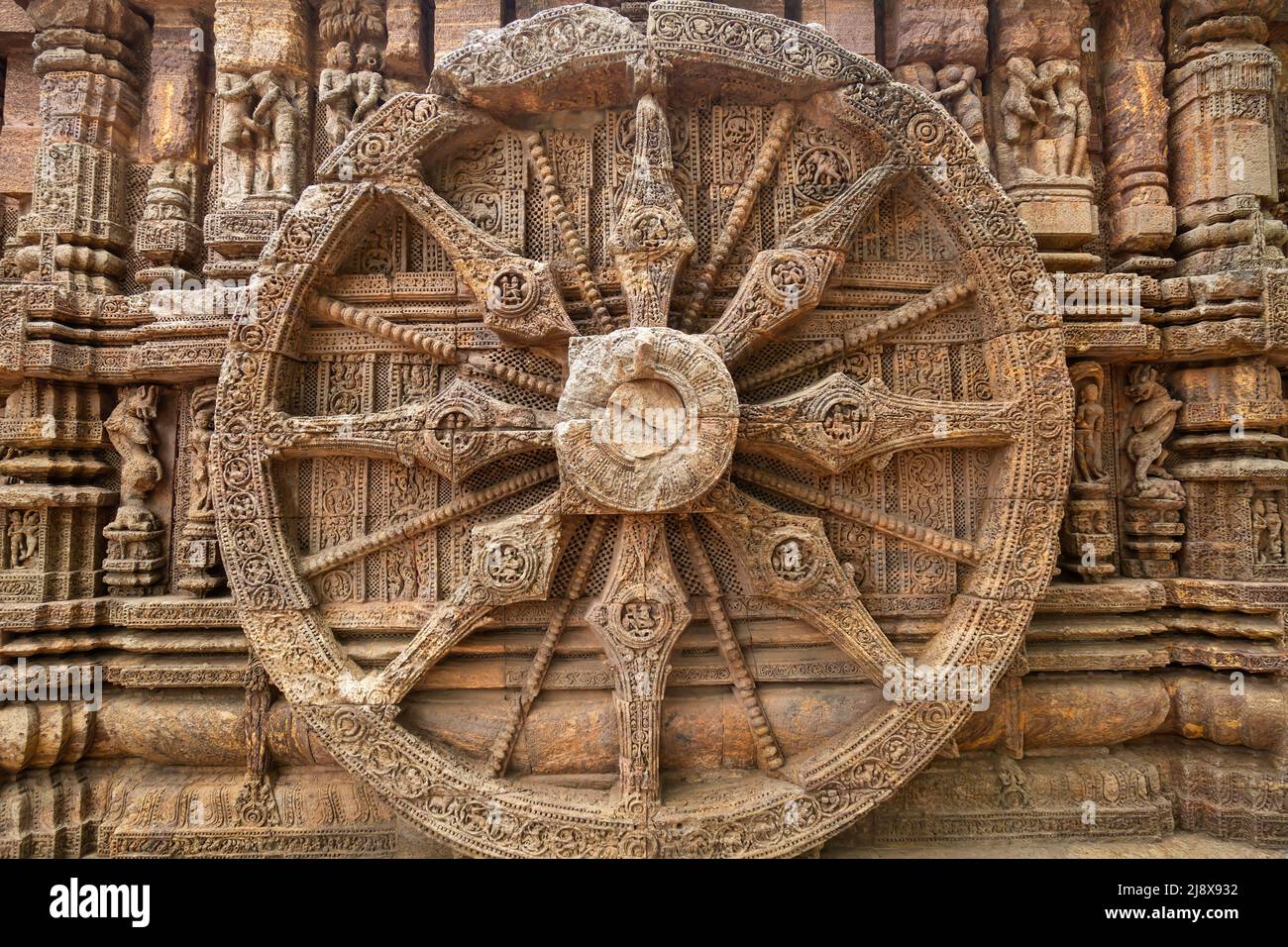 Großes Steinrad mit alten Schnitzereien an den Wänden des Konark Sun Tempels in Puri Odisha, Indien Stockfoto