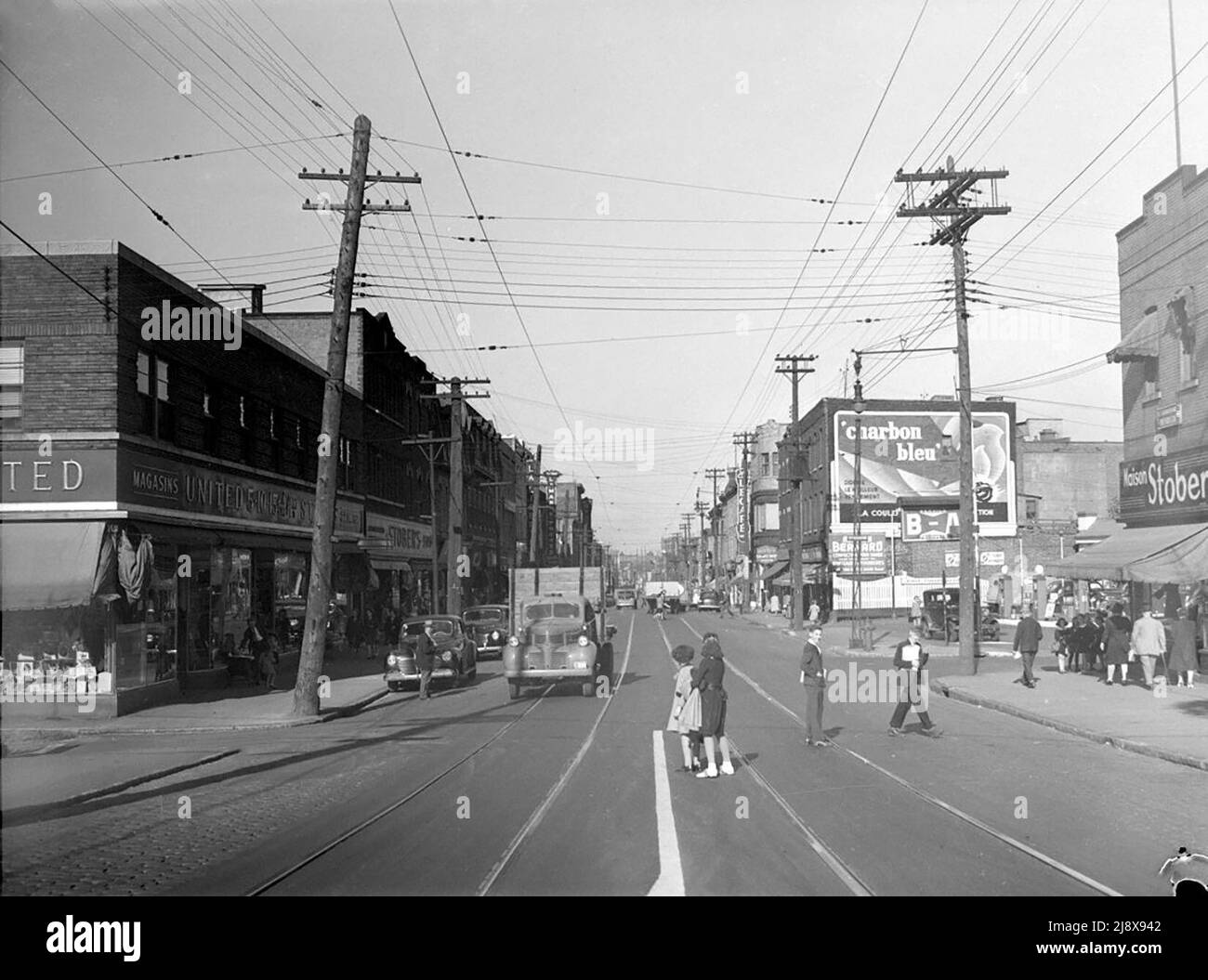 Rue Notre-Dame, im Viertel Saint-Henri, in Montreal, im Jahr 1945 Stockfoto