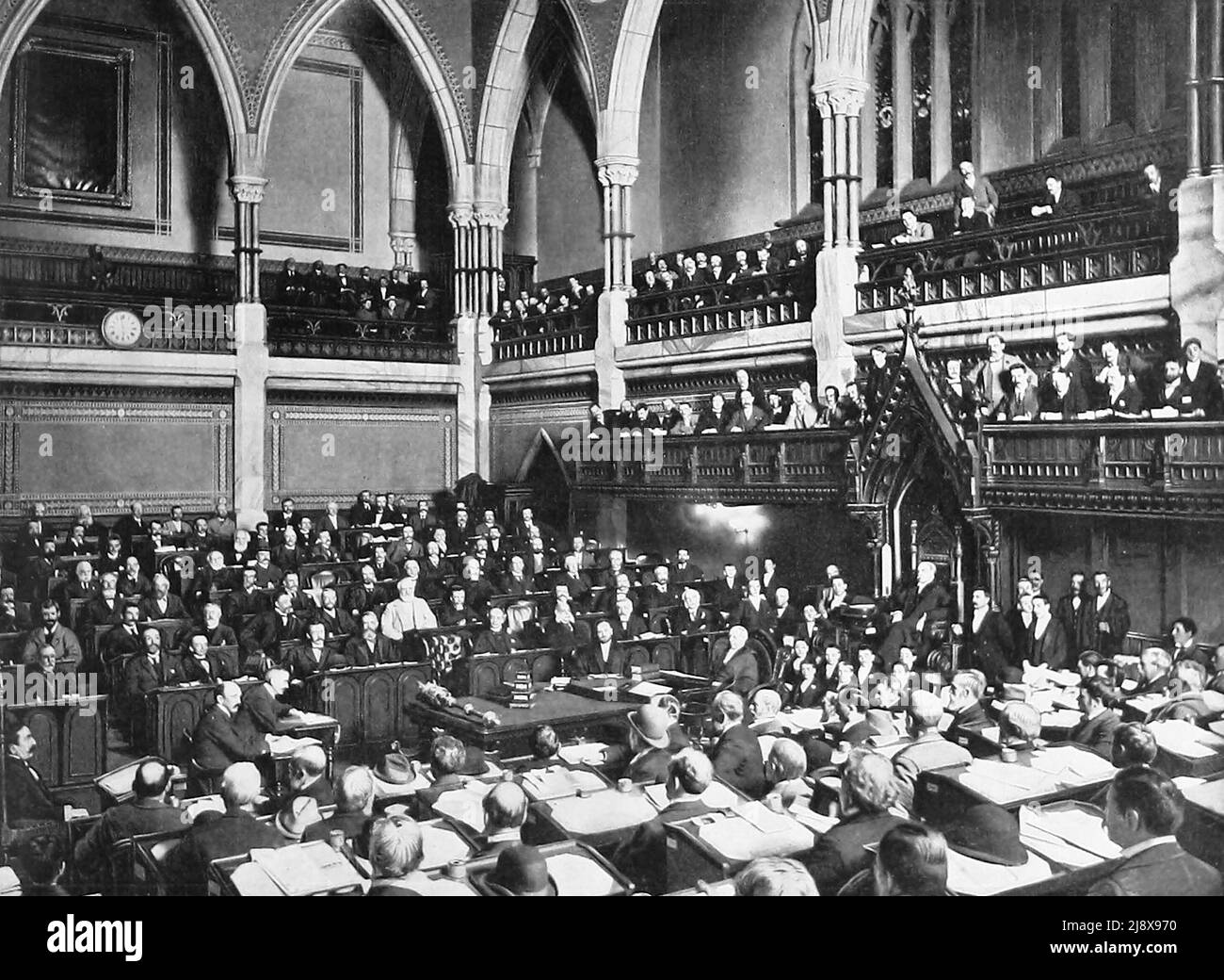 Das Unterhaus von Kanada bei seiner Sitzung in Ottawa, Ontario, Kanada. Dieses Foto zeigt die ursprüngliche Kammer des Unterhauses von Kanada (1859-1916), die beim Feuer auf dem Parliament Hill von 1916 zerstört wurde. Originalunterschrift: Das kanadische Unterhaus in der Sitzung. Wir haben hier eine Vertretung des kanadischen Unterhauses in der Sitzung, in der Position des Sprechers, im Verfahren in der Debatte und in der Anordnung von Parteien auf beiden Seiten des Hauses. Britische Präzedenzfälle werden genau verfolgt. Ca. 1899 Stockfoto