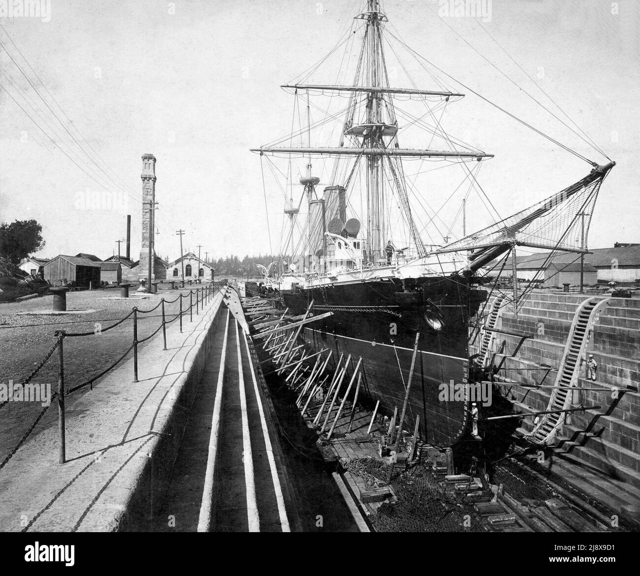 HMS Amphion im Trockendock bei Esquimalt, British Columbia, Kanada ca. zwischen 1889 und 1890 Stockfoto