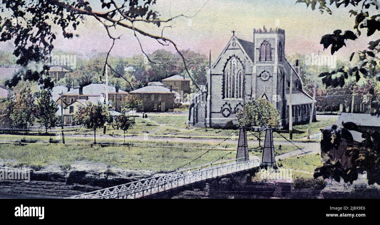 Postkartenbild einer Fußgängerbrücke, die zur Christ Church in Belleville, Ontario, führt Ca. 1900 Stockfoto