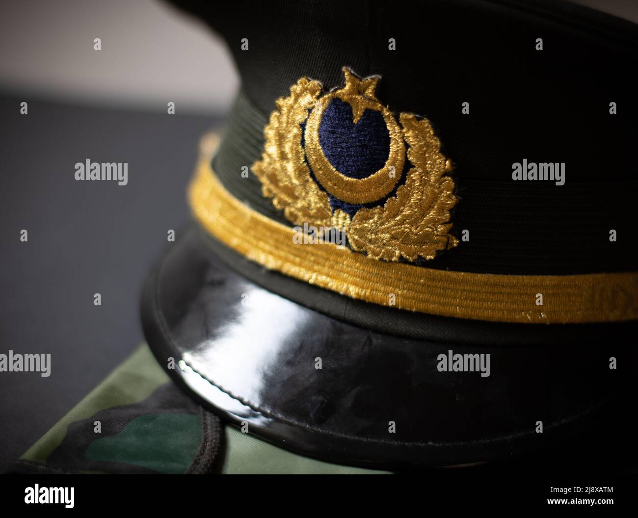Militärhut mit Mond und Stern Stockfoto
