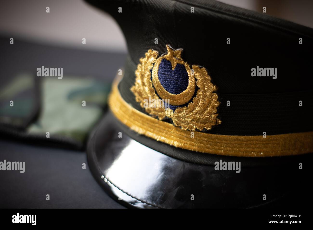 Militärhut mit Mond und Stern Stockfoto