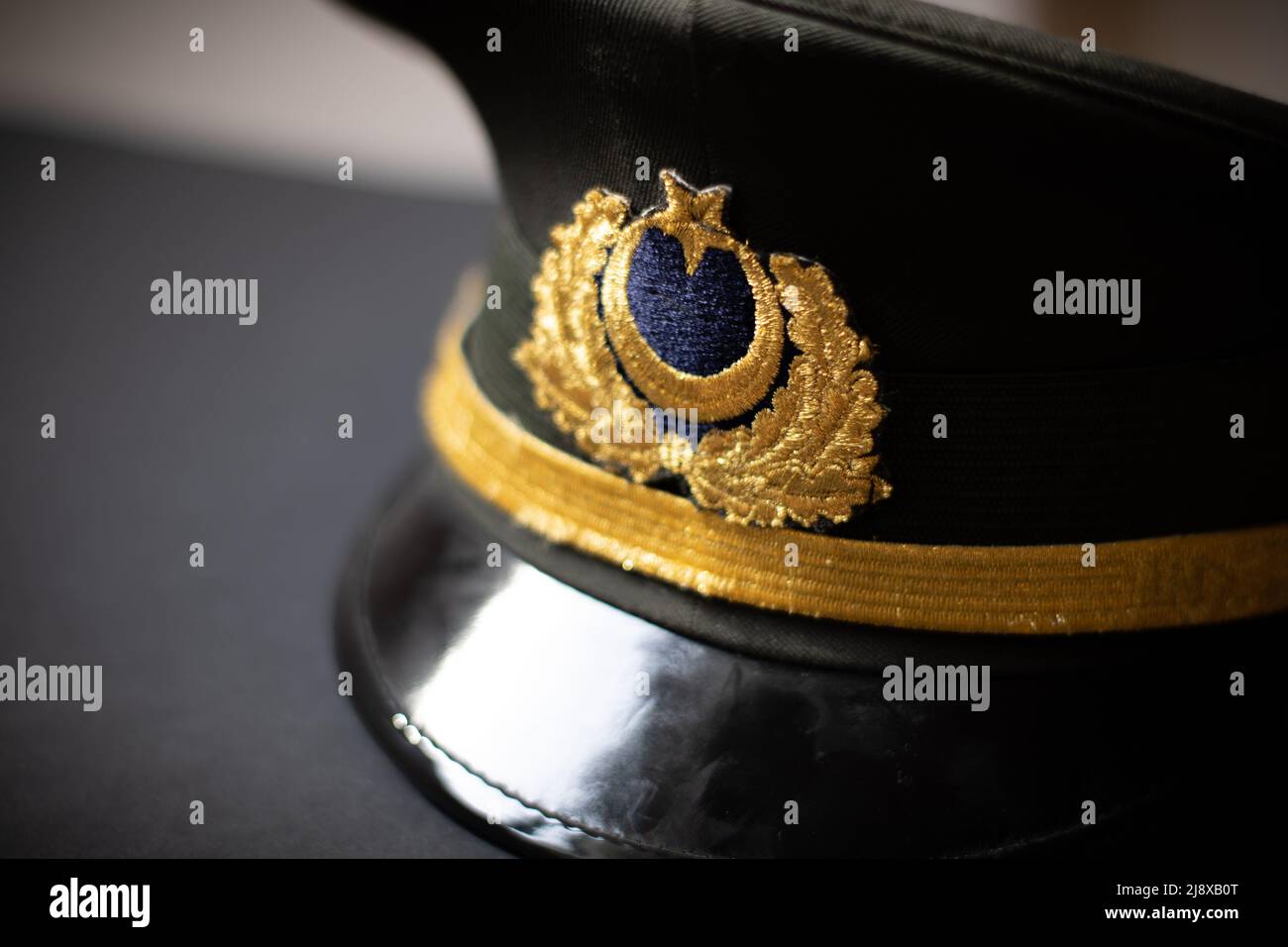 Militärhut mit Mond und Stern Stockfoto