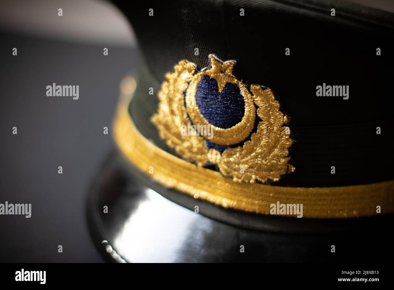 Militärhut mit Mond und Stern Stockfoto