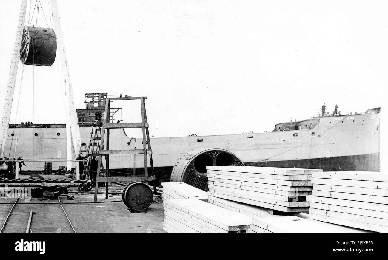 Die 45-Tonnen-Kessel werden in die S.S. war Dog Wallace Shipyards, North-Vancouver, B.C, gebracht. 1917 Stockfoto