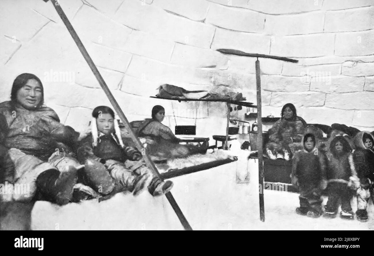 Interieur des Snowhouse in Fullerton, Archiv eskimo Familie dh indigene Inuit Familie im Norden kanadas (Hudson Bay Area) ca. 1904 Stockfoto