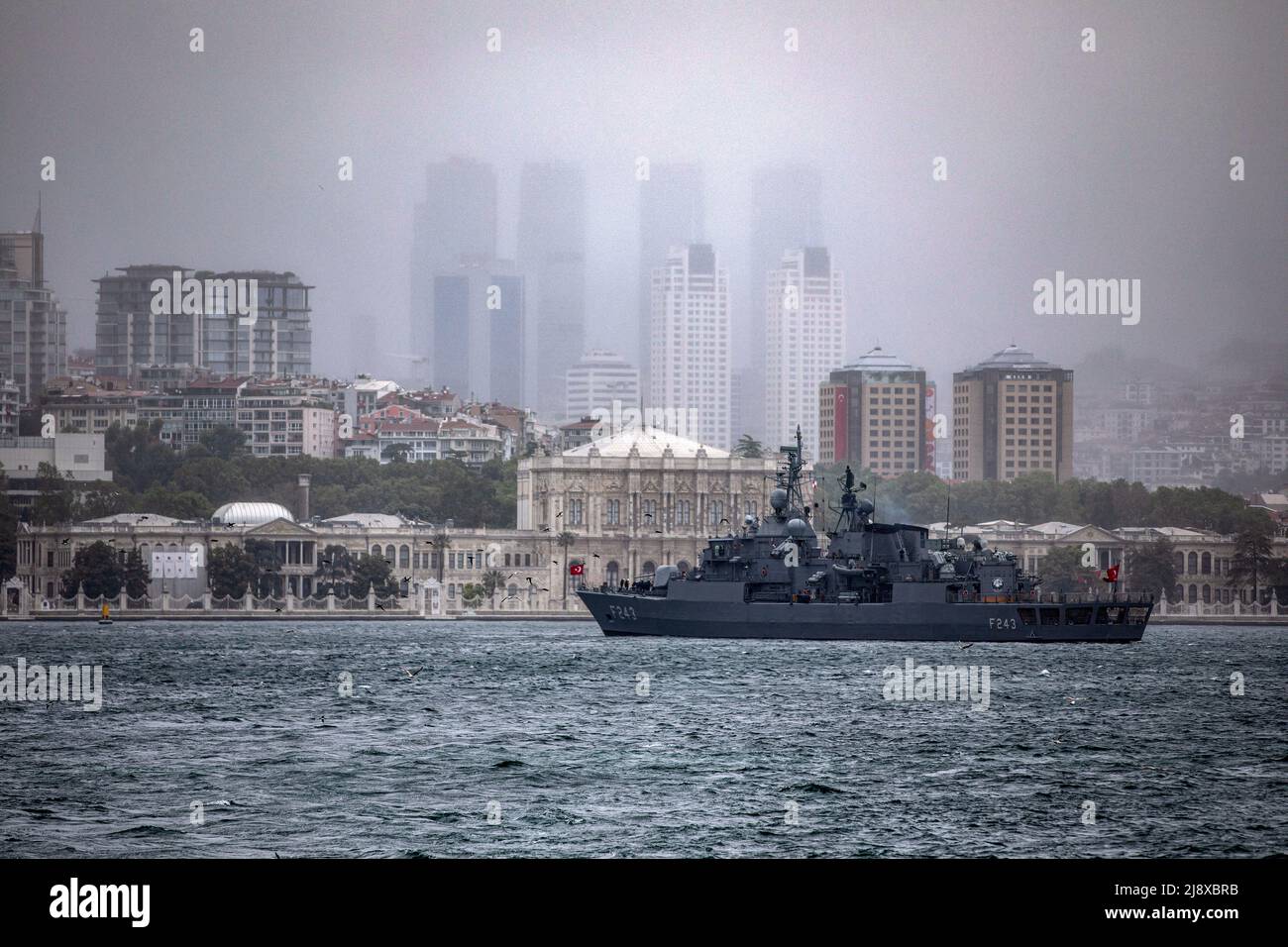 Istanbul, Türkei. 18.. Mai 2022. Die TCG Yildirim (F-243) Yavuz-Klasse Fregatte der türkischen Seestreitkräfte ankerte vor dem Dolmabahce Palast vor dem 19. Mai Gedenkfeier zum Atatürk, Jugend- und Sporttag. Kredit: SOPA Images Limited/Alamy Live Nachrichten Stockfoto