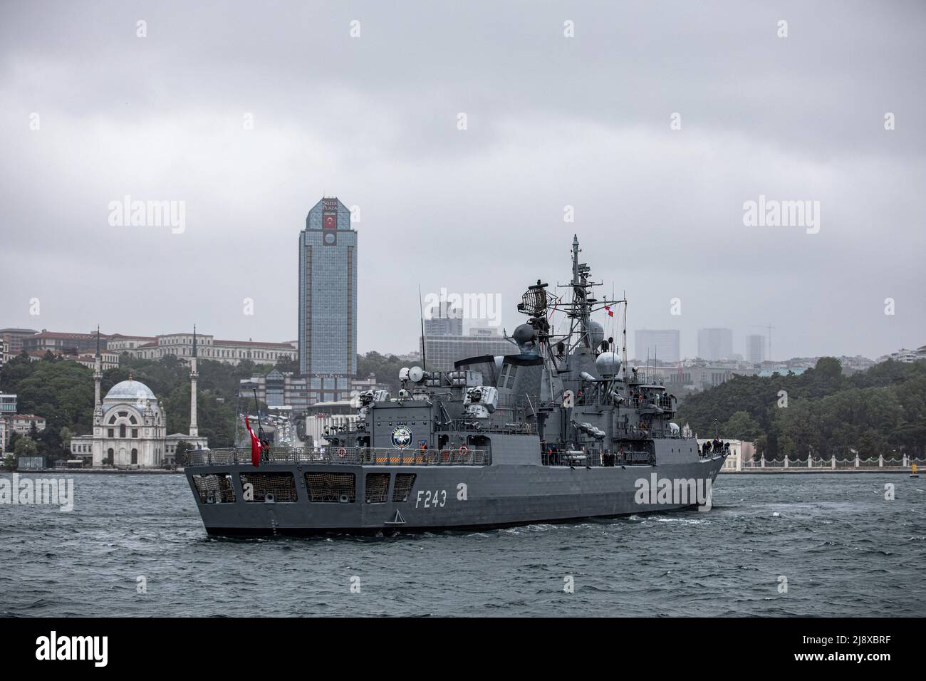 Istanbul, Türkei. 18.. Mai 2022. Die TCG Yildirim (F-243) Yavuz-Klasse Fregatte der türkischen Seestreitkräfte ankerte vor dem Dolmabahce Palast vor dem 19. Mai Gedenkfeier zum Atatürk, Jugend- und Sporttag. Kredit: SOPA Images Limited/Alamy Live Nachrichten Stockfoto