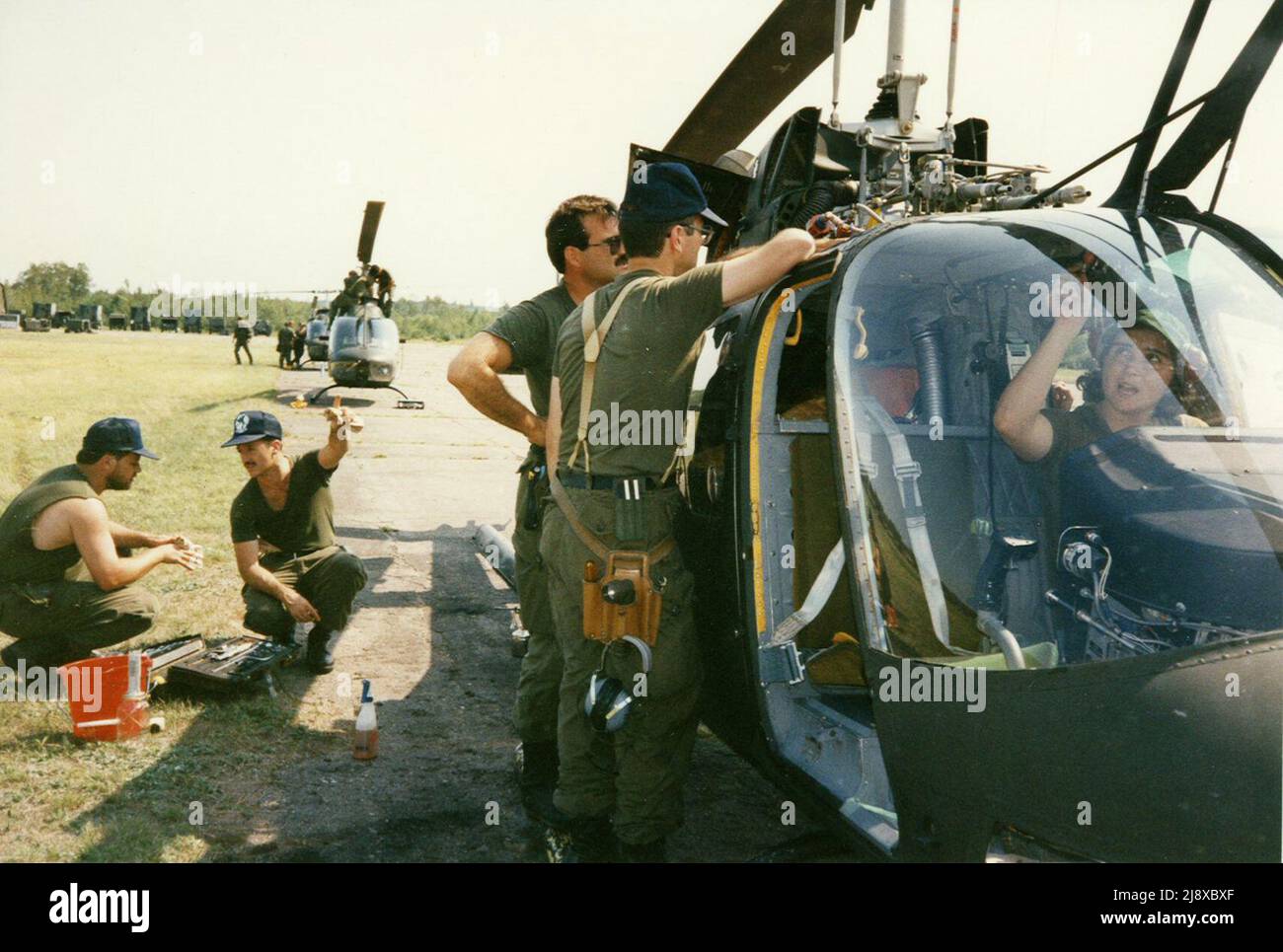 CH136 während der EX NOBLE LION 91, die im Sommer 1991 auf der CFB Gagetown NB stattfand, wurde die RCAF von 438 SQN in einer Feldwartung durchgeführt Stockfoto