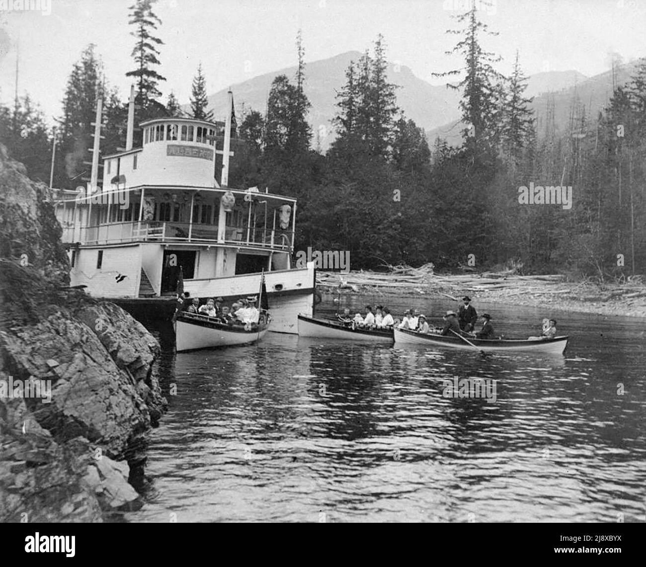 Hulk des Heckers Alberta, der von Maschinen befreit wurde, auf dem Kootenay See, entweder Kaslo oder Galena Bay, einige Zeit nach dem 1. März 1905. Hulk war zu einer Attraktion für Touristen in Ruderbooten in der Umgebung von ca. 1905 Stockfoto