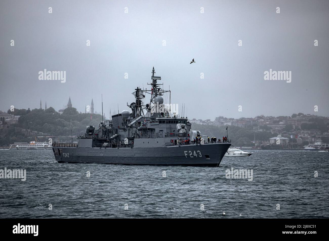 Istanbul, Türkei. 18.. Mai 2022. Blick auf den Topkapi-Palast im Hintergrund mit der TCG Yildirim (F-243) Yavuz-Klasse Fregatte der türkischen Marine. (Foto von Onur Dogman/SOPA Images/Sipa USA) Quelle: SIPA USA/Alamy Live News Stockfoto