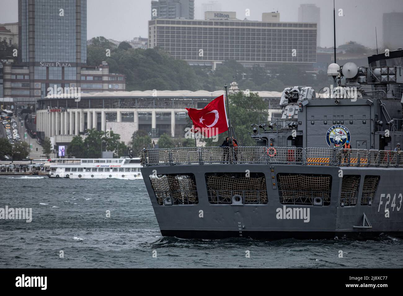 Istanbul, Türkei. 18.. Mai 2022. Die TCG Yildirim (F-243) Yavuz-Klasse Fregatte der türkischen Seestreitkräfte ankerte vor dem Dolmabahce Palast vor dem 19. Mai Gedenkfeier zum Atatürk, Jugend- und Sporttag. (Foto von Onur Dogman/SOPA Images/Sipa USA) Quelle: SIPA USA/Alamy Live News Stockfoto